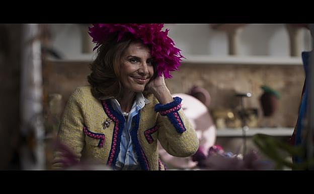 Pastora Vega en un fotograma de su nueva película Palacio Estilistas. /