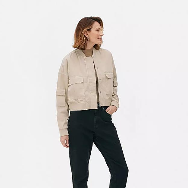 Imagen principal - Chaqueta bomber en color piedra de Primark (26 euros).