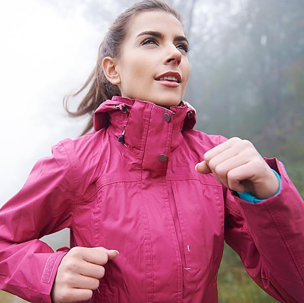 Mujer practicando running en invierno. 
