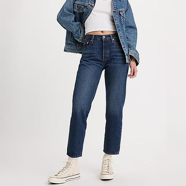 Imagen principal - Los vaqueros 501 de Levi's, los pantalones efecto de piel de Bershka y la falda de Arket.