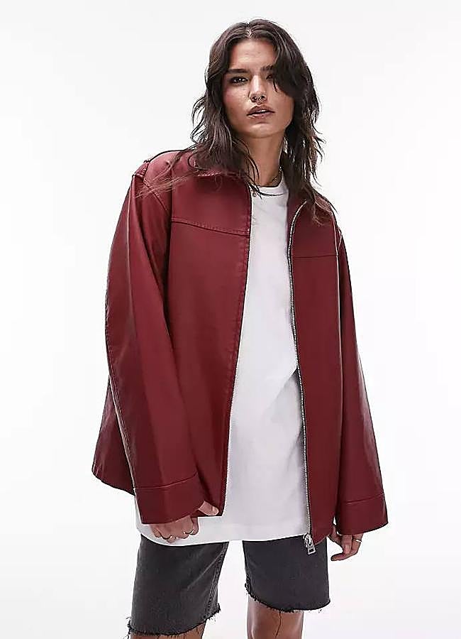 Imagen - Chaqueta roja oversize en efecto piel