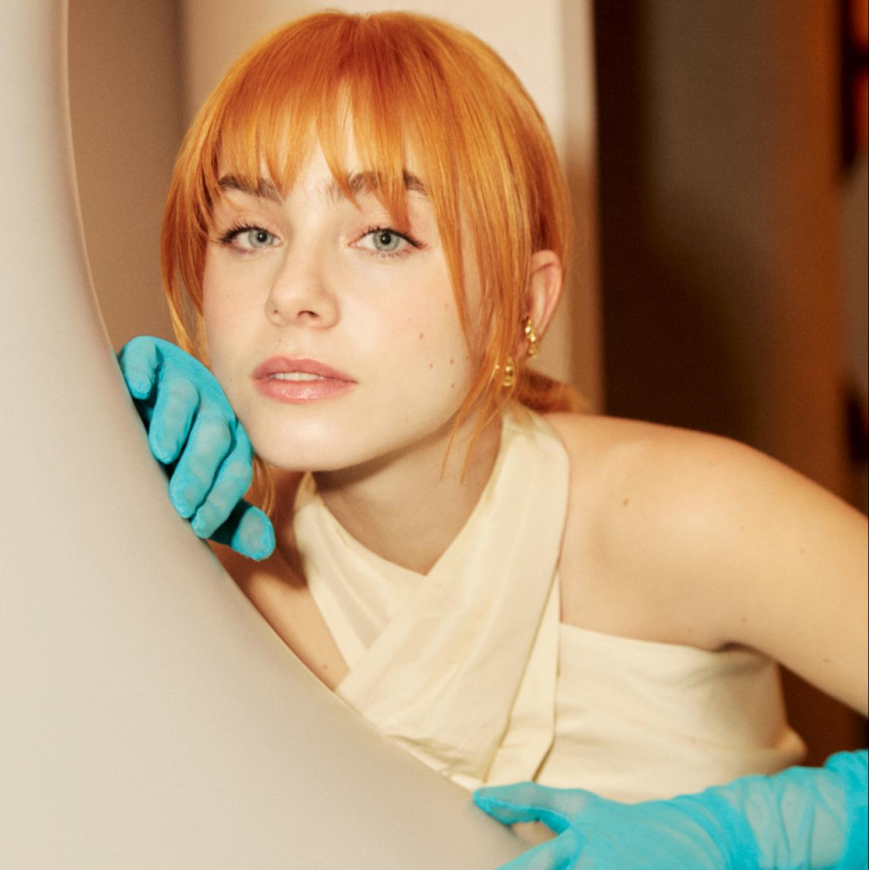 Paula Galle lleva vestido Woman Fiesta para El Corte Inglés, guantes de Koahari y joyas de Tous.