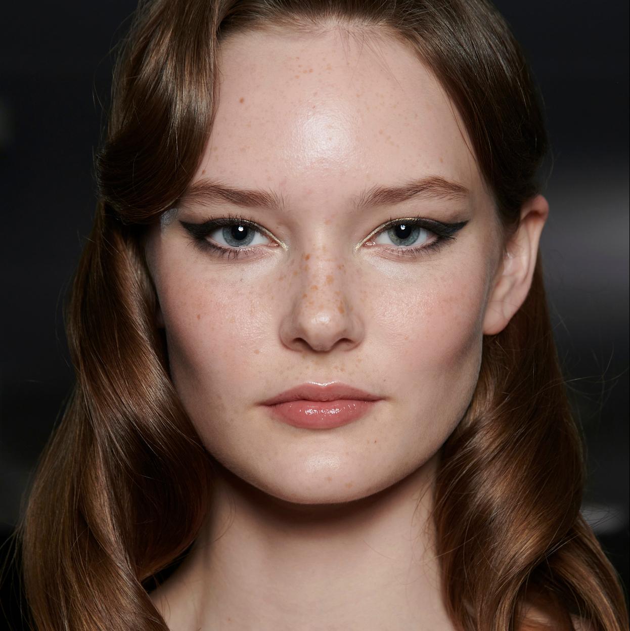 Un maquillaje con pecas.