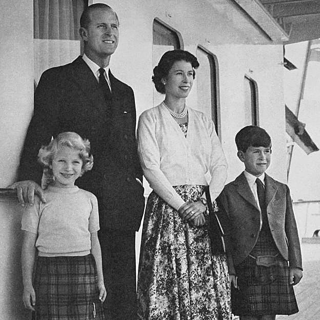 La familia real británica en 1953, poco después de celebrarse la famosa sesión de espiritismo, en el yate Britannia. 
