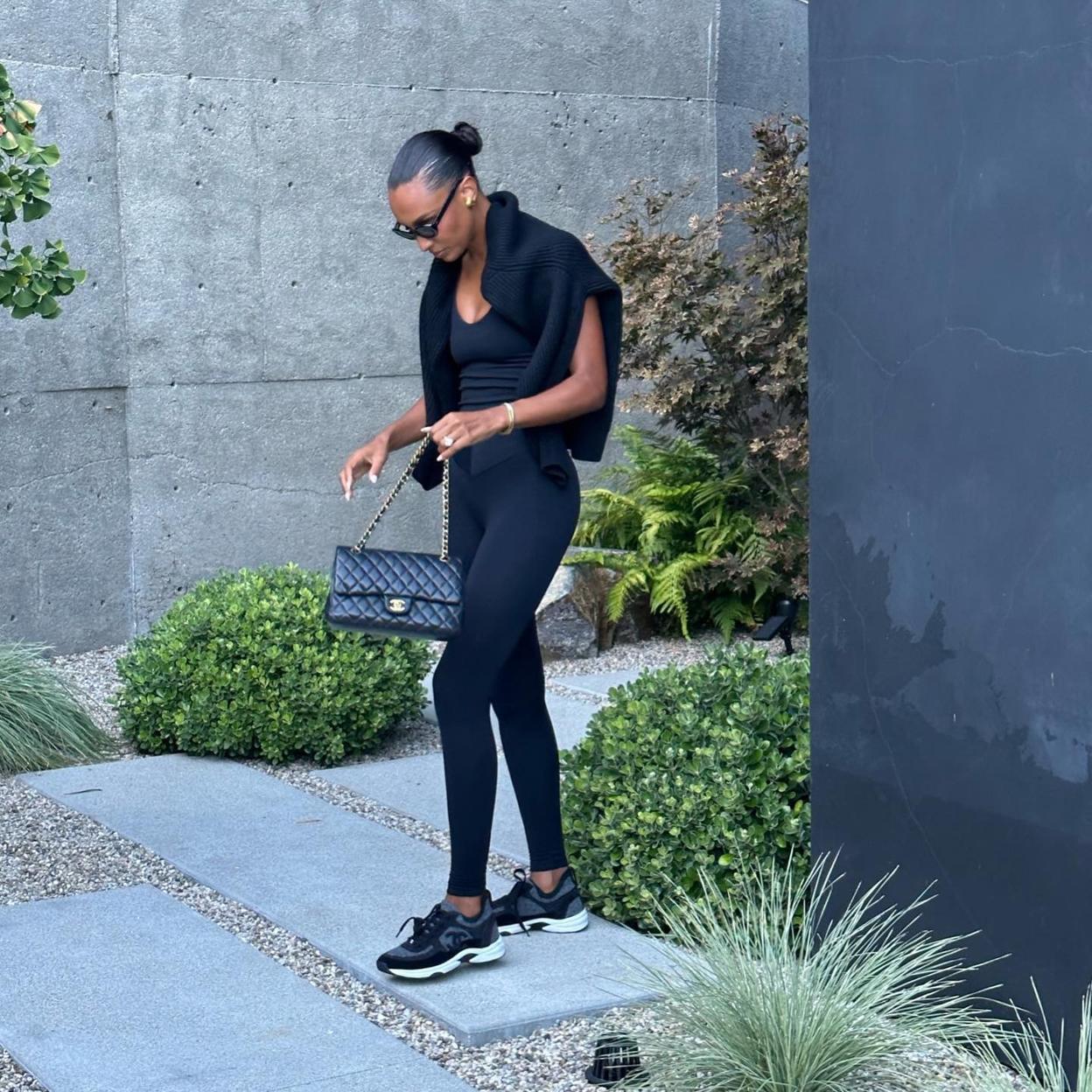 Mujer que va a dar un paseo. /