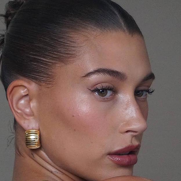 Hailey Bieber con moño tirante estilo clean look