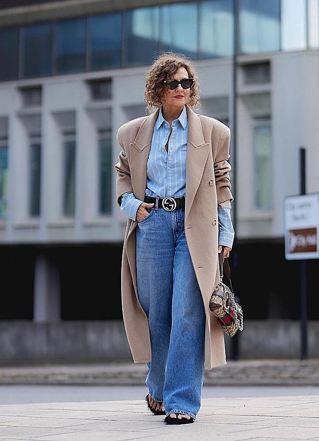 Imagen - Mujer con relaxed jeans en una imagen de street style. / INSTAGRAM