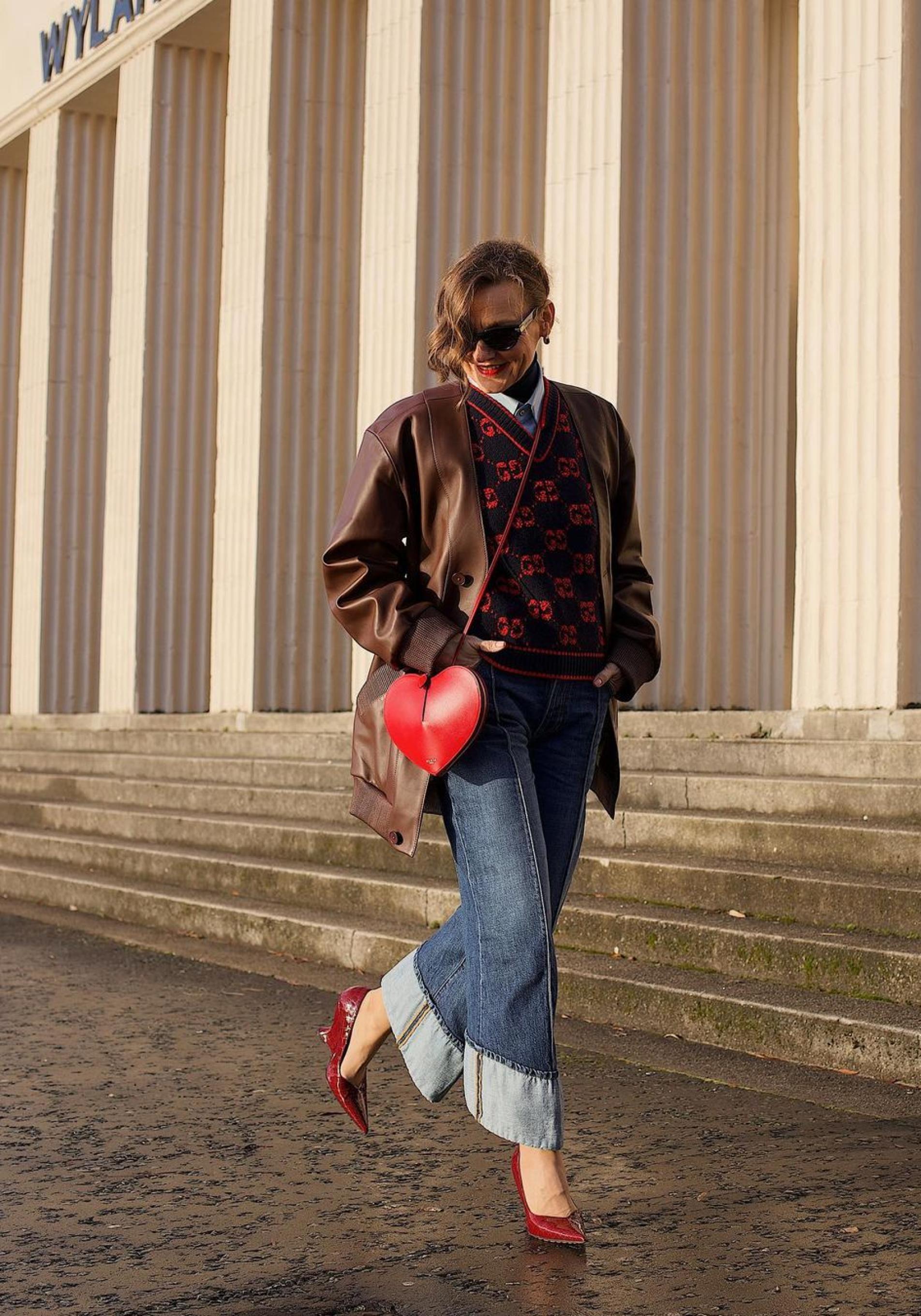 Mujer con vaqueros rectos con vuelta. /