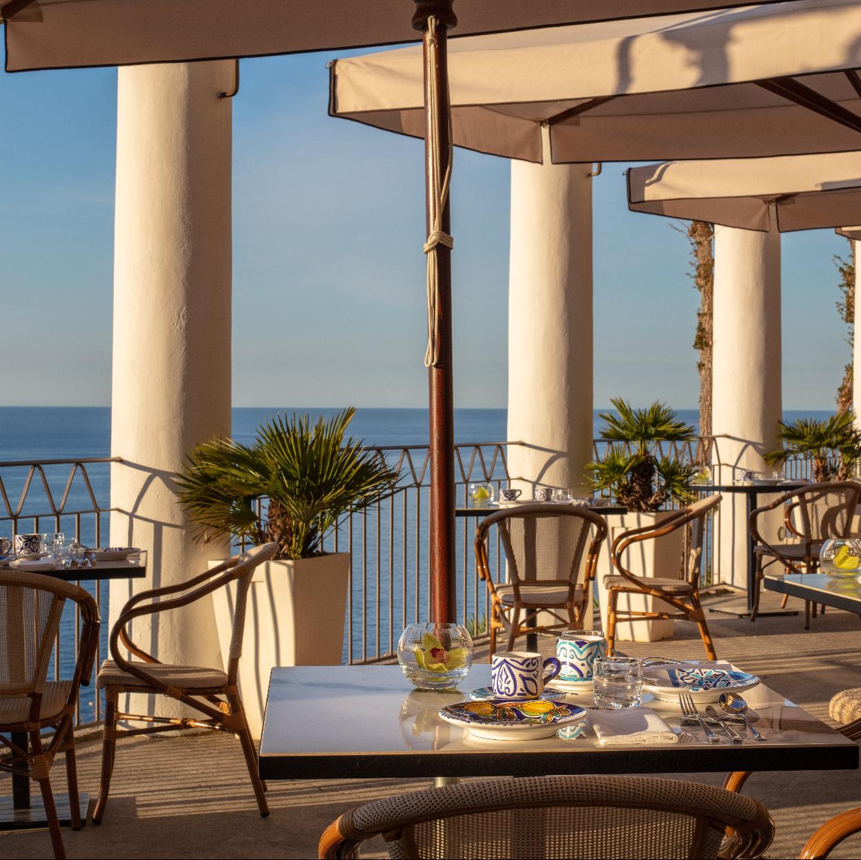 La terraza con vistas al Mediterráneo del hotel de superlujo en el que se ha grabado la entrevista de Jordi Évole a C. Tangana.