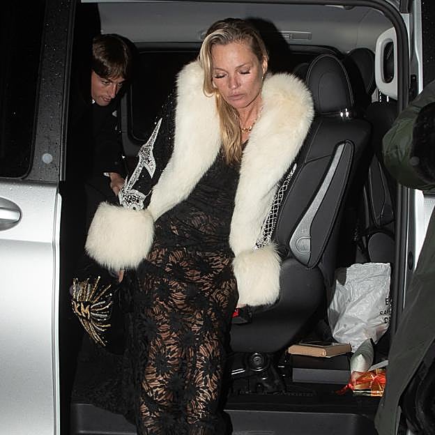 Kate Moss cumple 50 años y lo celebra con este vestido de encaje (del que hemos encontrado su copia low cost)