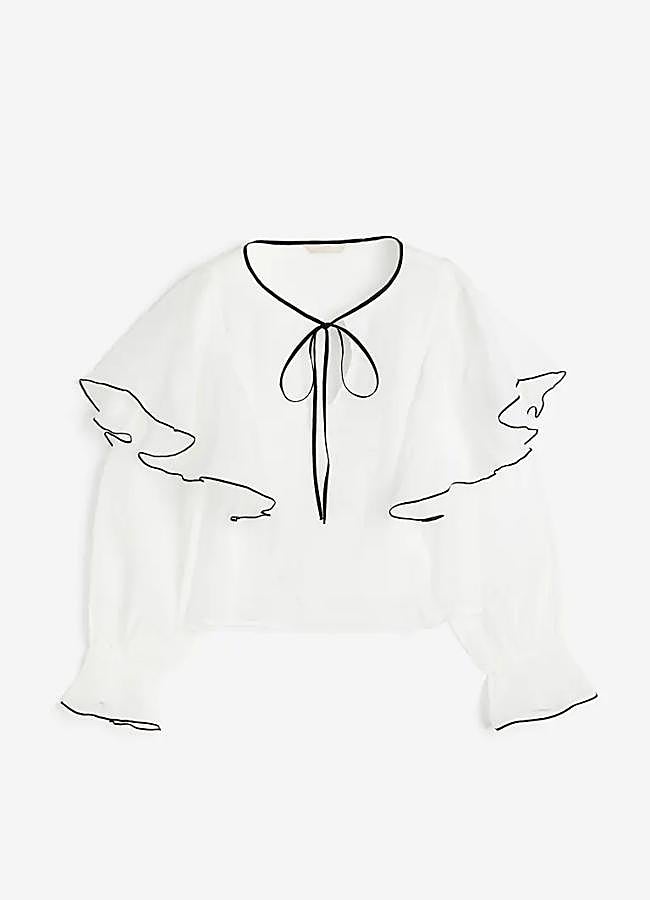 Imagen - Blusa con volantes en blanco y ribetes negros de H&M.