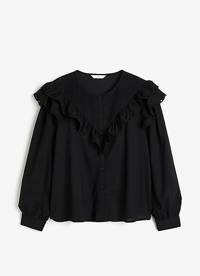 Imagen - Blusa con cuello de volantes en negro de H&M.