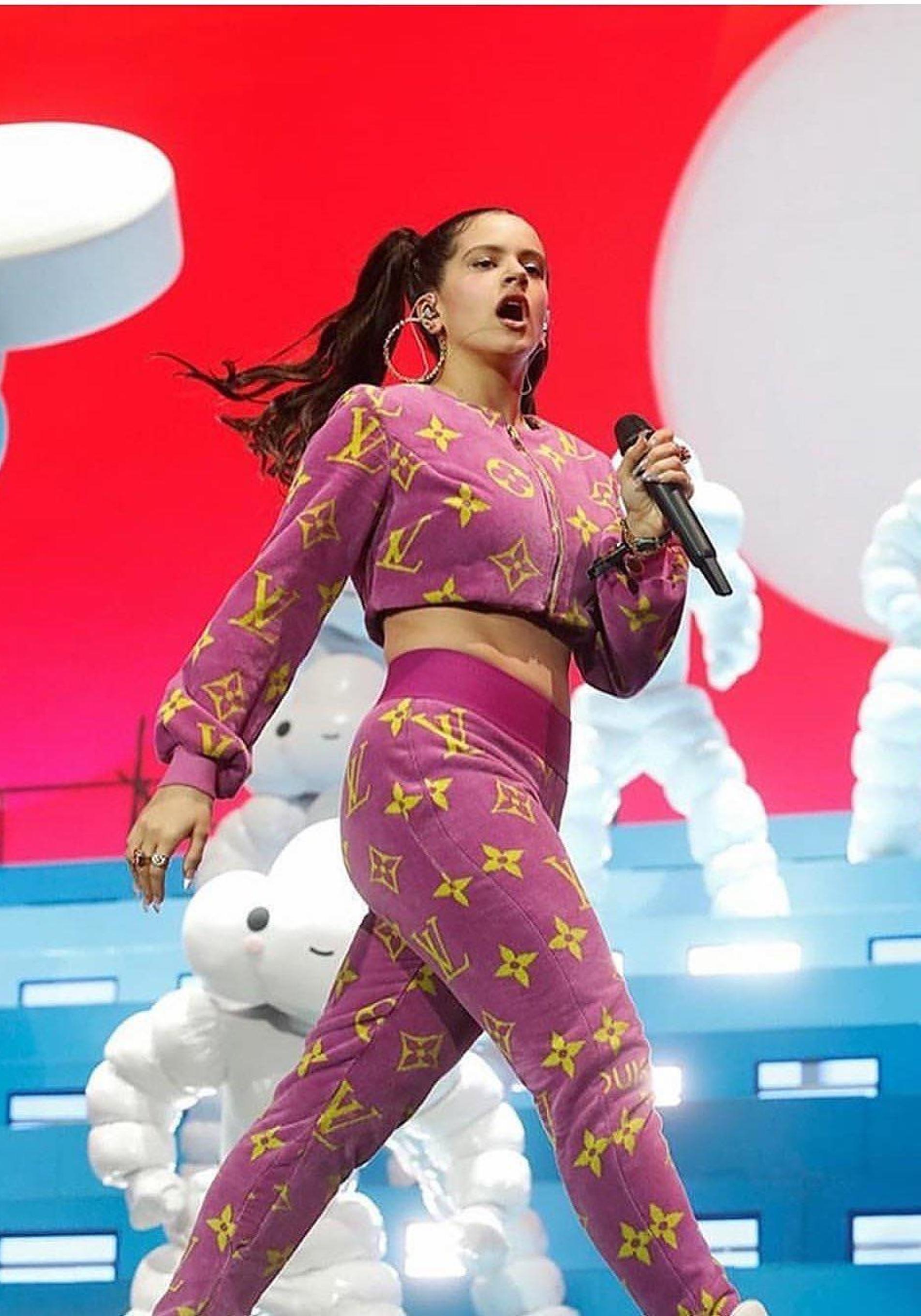 Rosalía, con chándal en uno de sus conciertos.