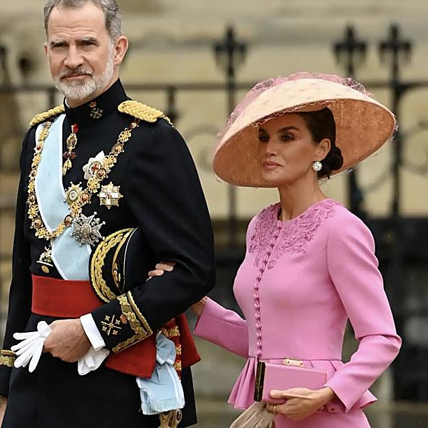 Los reyes Felipe y Letizia, a su llegada a la ceremonia de coronación de Carlos III. 