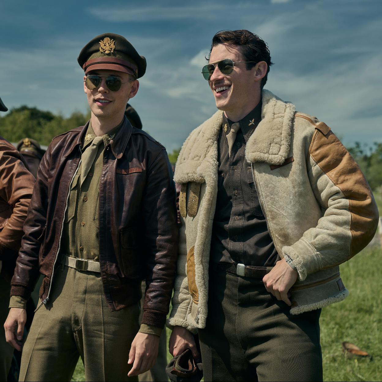 Adrian Butler y Callum Turner en una imagen de Los amos del aire.
