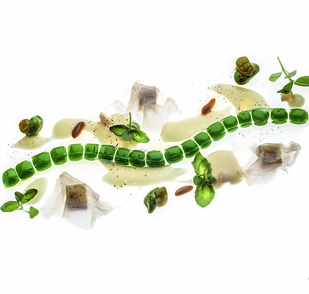 Pesto multiesférico con anguila y pistacho del restaurante Disfrutar.