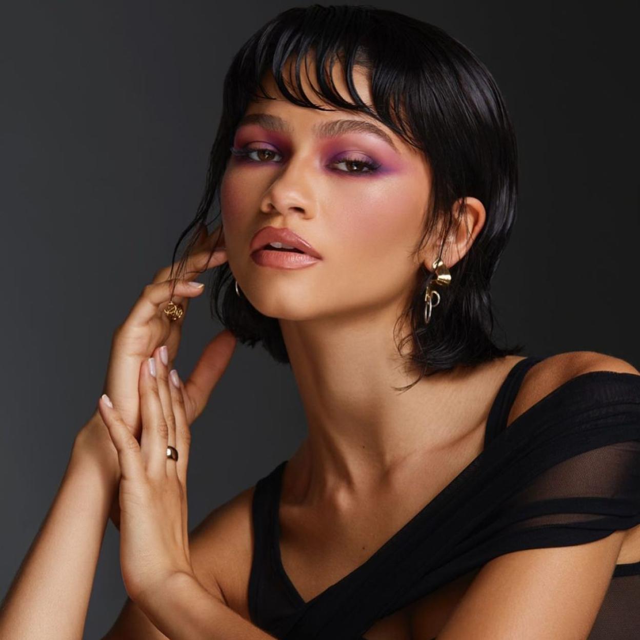 Zendaya con maquillaje de ojos morado