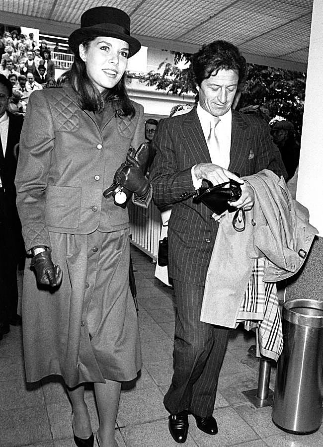 Imagen - Carolina de Mónaco con guantes junto a Philippe Junot. / GETTY IMAGES