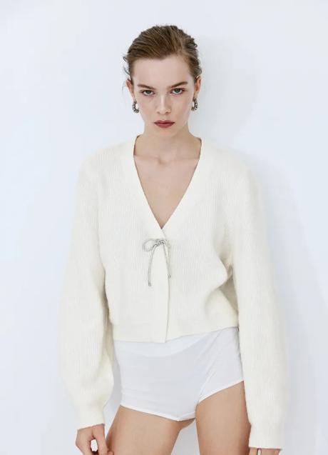 Imagen - Chaqueta de punto con lazo joya de H&M (29,99 euros)