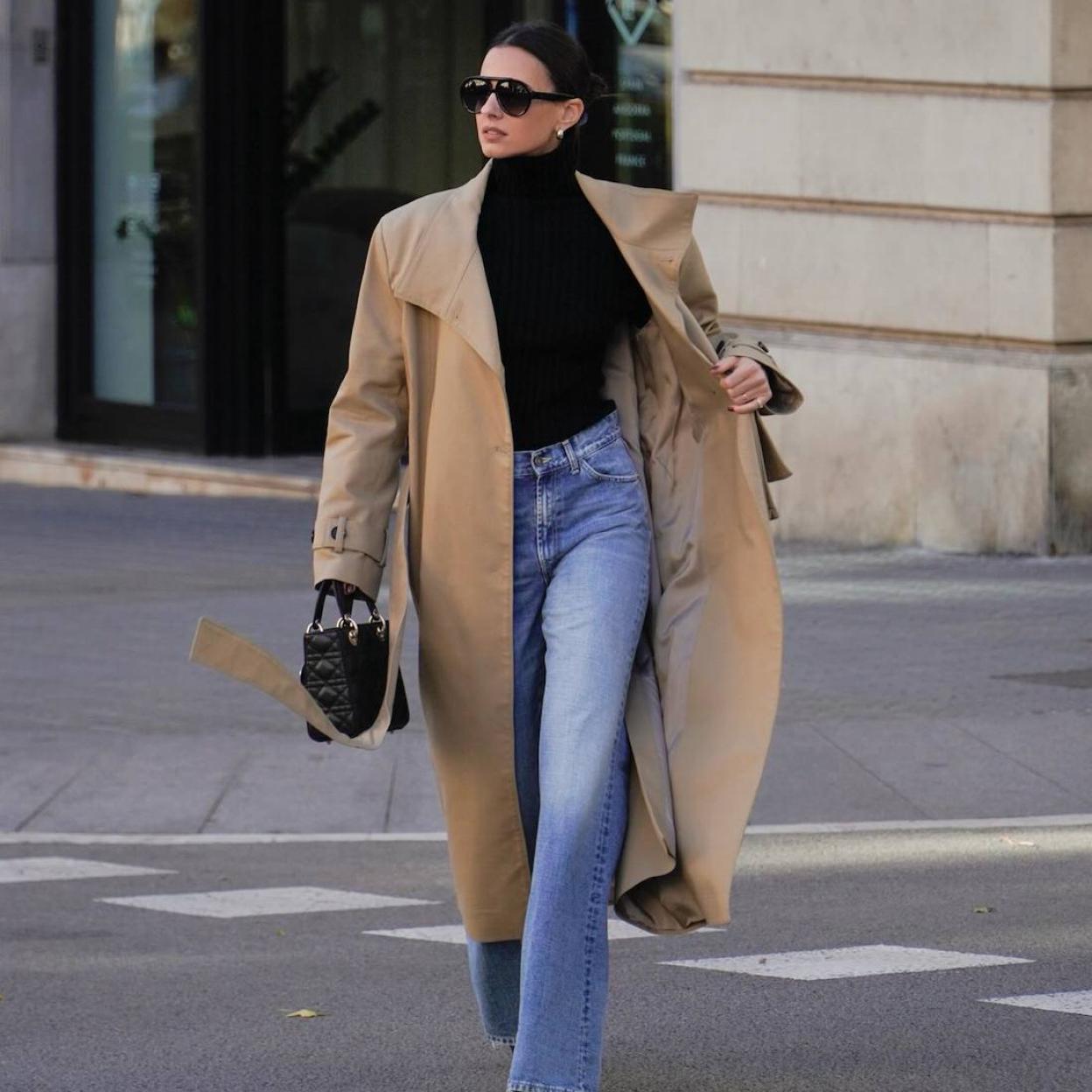 La influencer lleva un look con gabardina