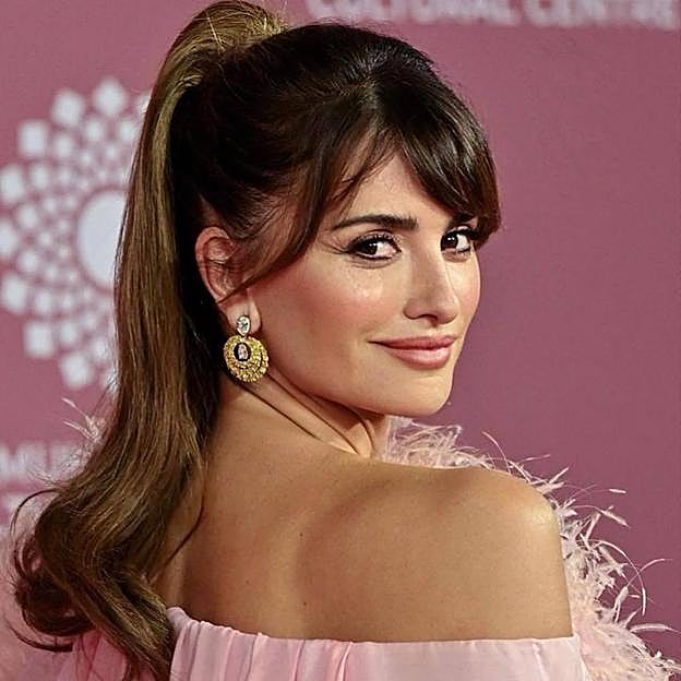 Penélope Cruz con peinado de coleta alta retro