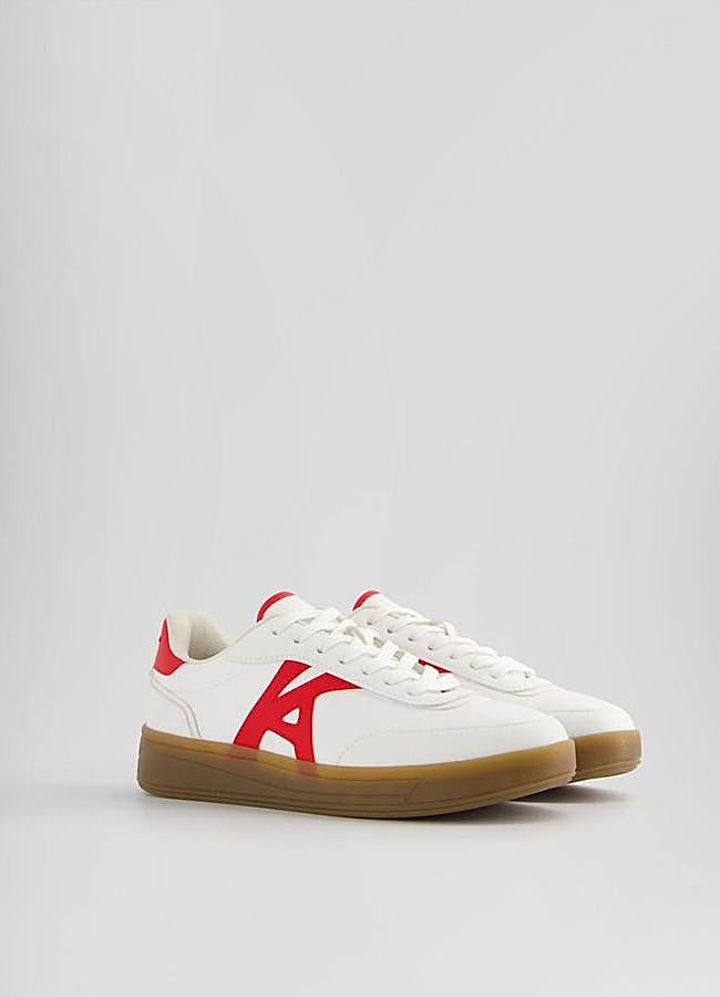 Imagen - Zapatillas deportivas blancas con franja roja