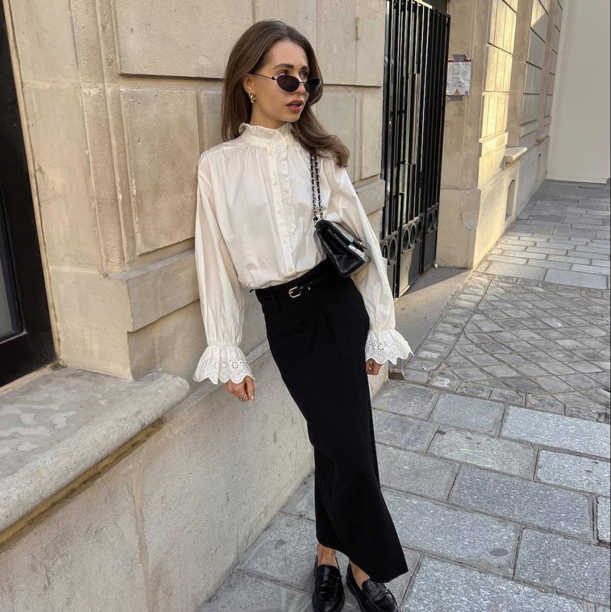 La influencer lleva una blusa bonita con falda larga