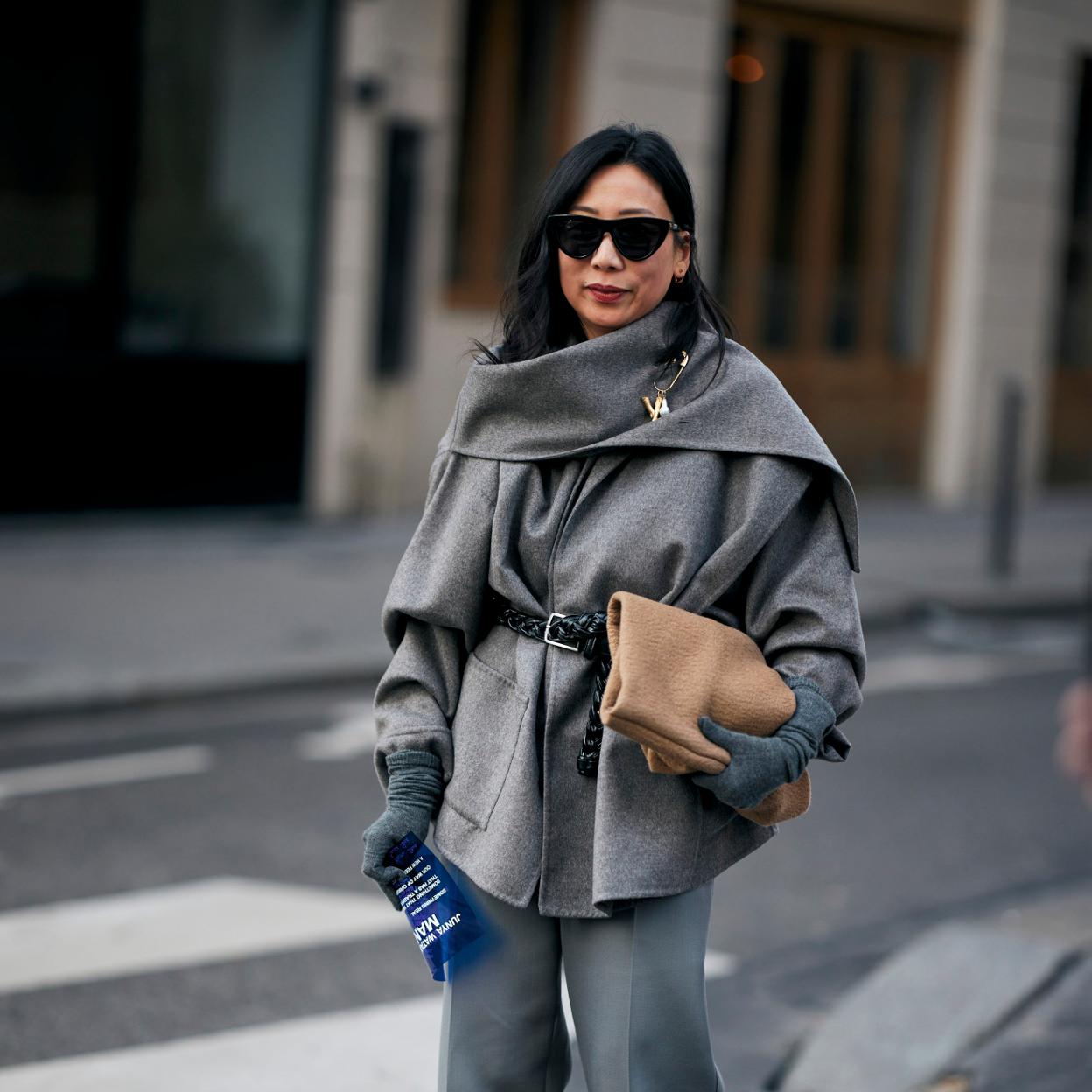 Una mujer con un total look en gris.