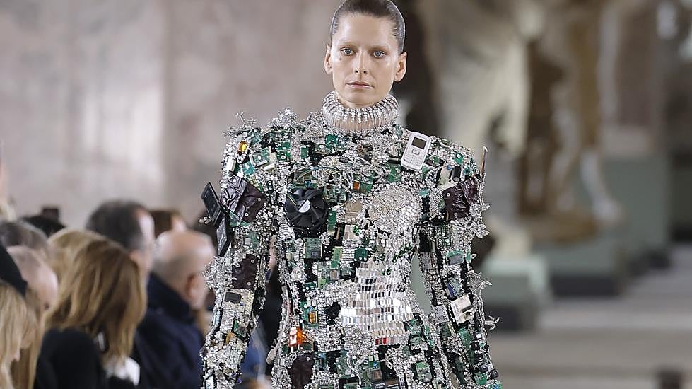 Detalle de uno de los looks más imponentes de Schiaparelli en la Alta Costura de París enero 2024.