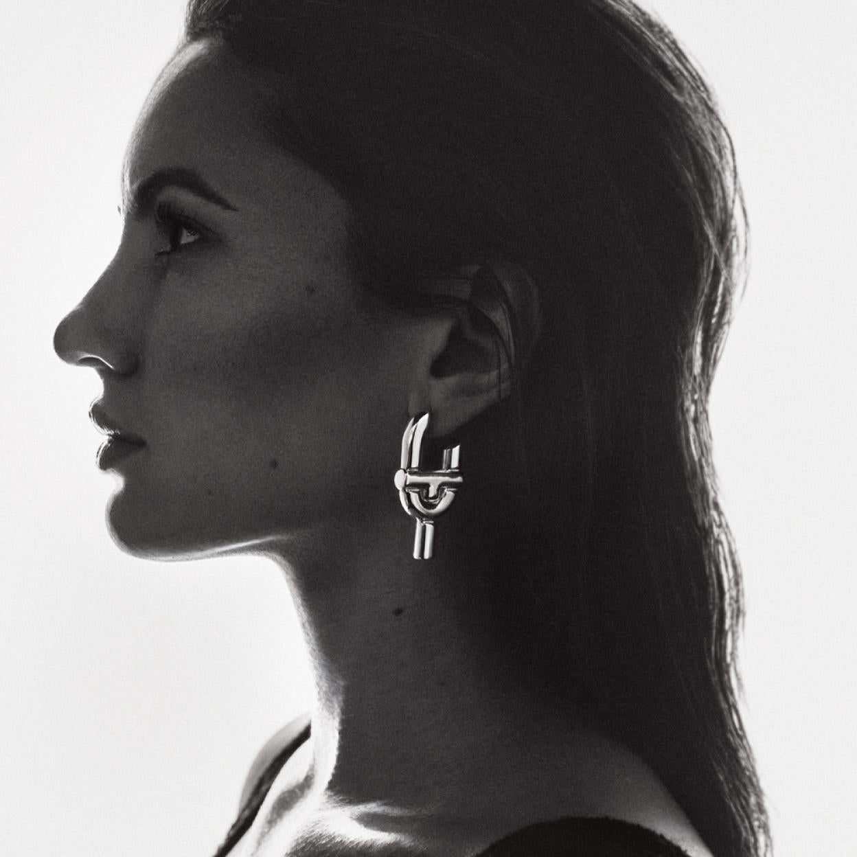 Ivana Baquero lleva pendiente Manifesto de Tous y top de Antik Batik.