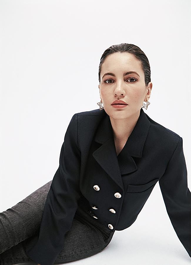 Imagen - Ivana Baquero lleva chaqueta de Sandro, vaqueros de Allsaints y pendientes triple corazón, en plata bañada en oro, de Tous. Fotografía: Elena Olay / Maquillaje: Cynthia de León.