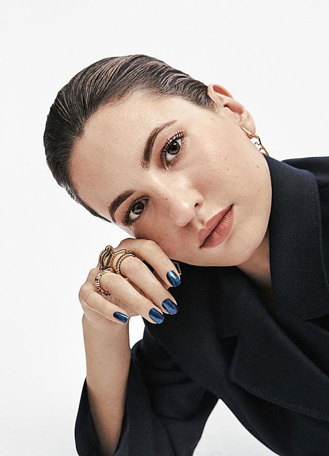 Imagen - La laca de uñas Dior Vernis 796 Denim toma el protagonismo en este look. En el rostro, base de maquillaje Forever Glow y prebase iluminadora Forever Glow Veil, todo de Dior. La chaqueta es de Sandro. Pendientes triple estrella, de plata con baño de oro; anillos Sugar Party con gemas y con nácar gris; y tres anillos oso Tous My Other Half, todo de Tous. Fotografía: Elena Olay / Maquillaje: Cynthia de León.