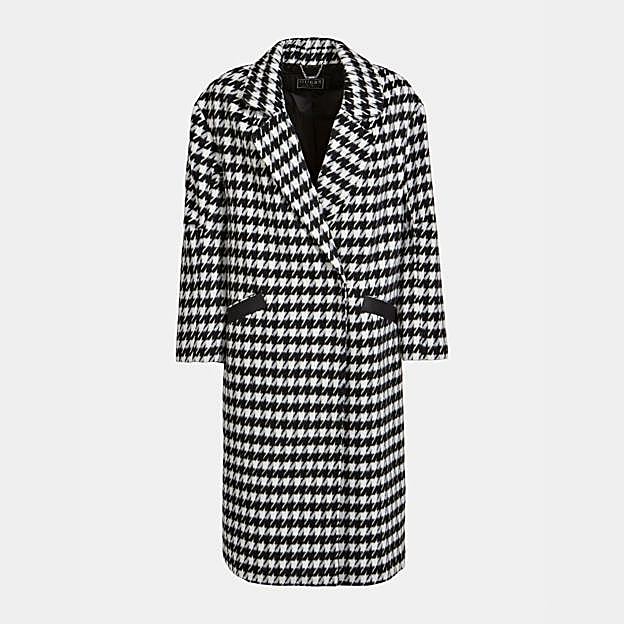 Imagen principal - Carlota Casiraghi arrasa en París con un look de diario muy fácil de copiar