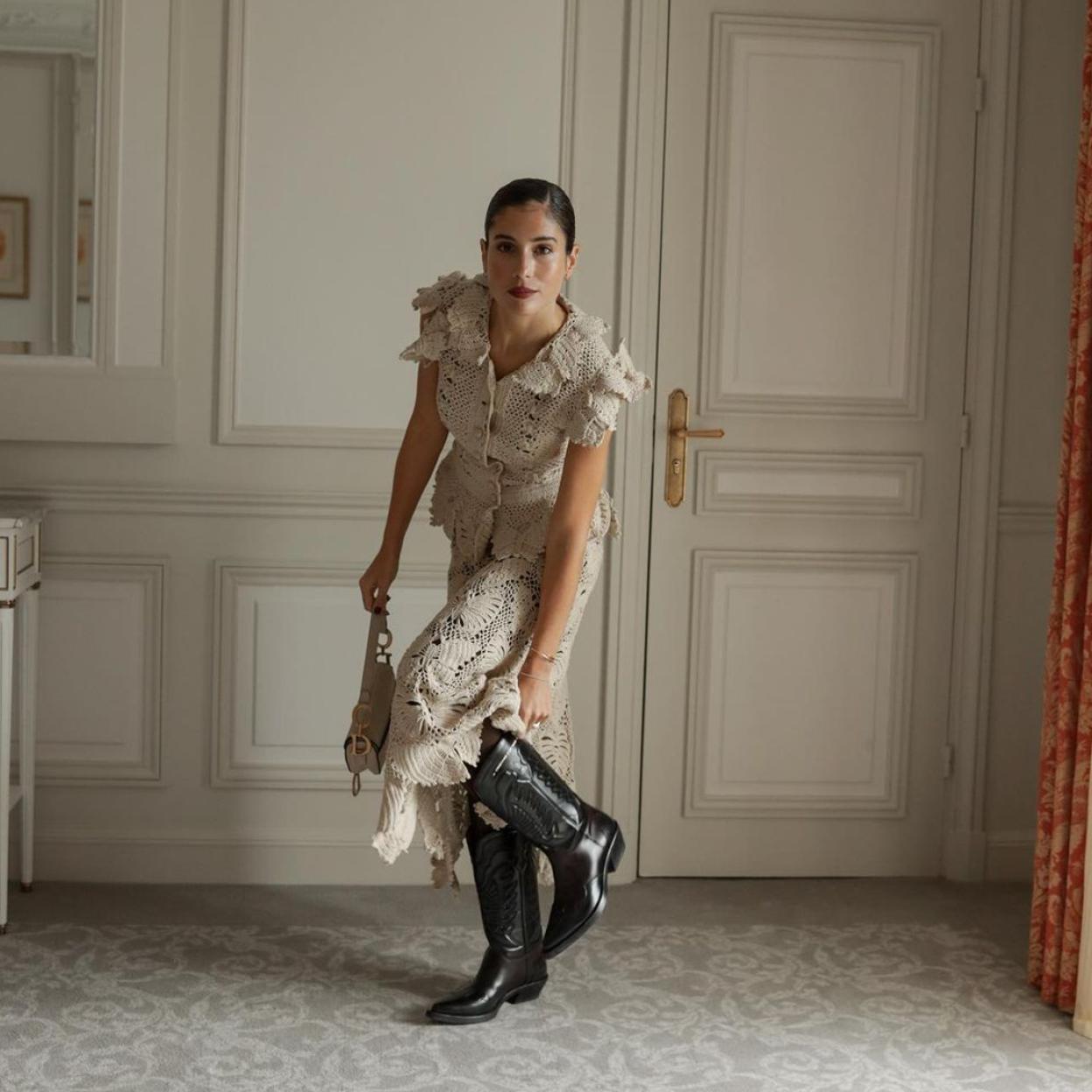 Belén Hostalet con conjunto de crochet y botas altas.