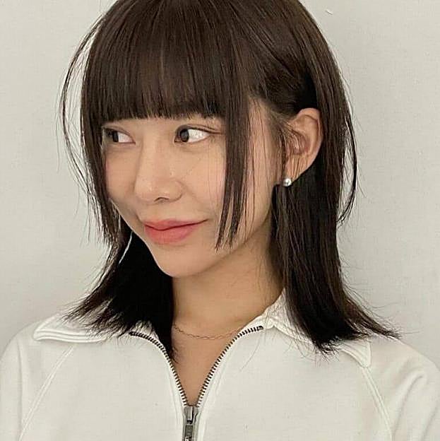 Mujer con corte de pelo hime cut en media melena