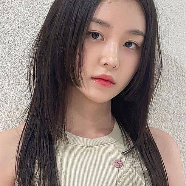 Modelo con corte hime cut en doble escalón