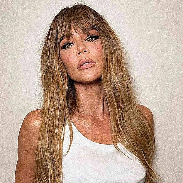 Khloe Kardashian con corte de pelo long layered con flequillo