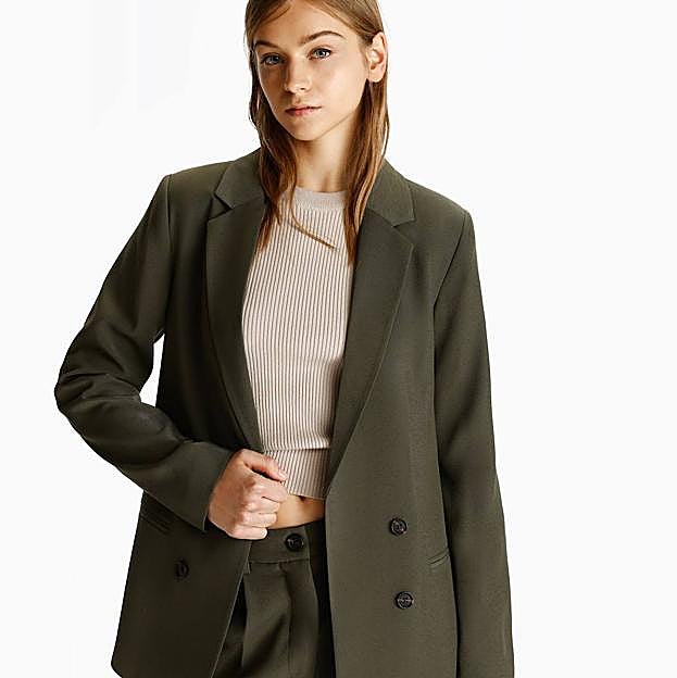 Imagen principal - Blazer básica en tonos khaki, negro y beige