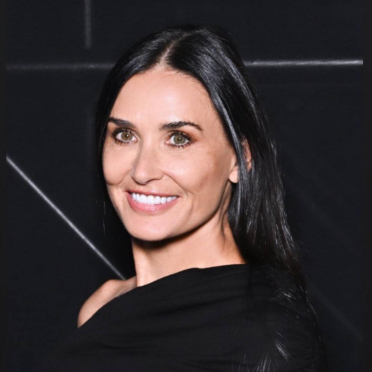 Demi Moore con mirada juvenil