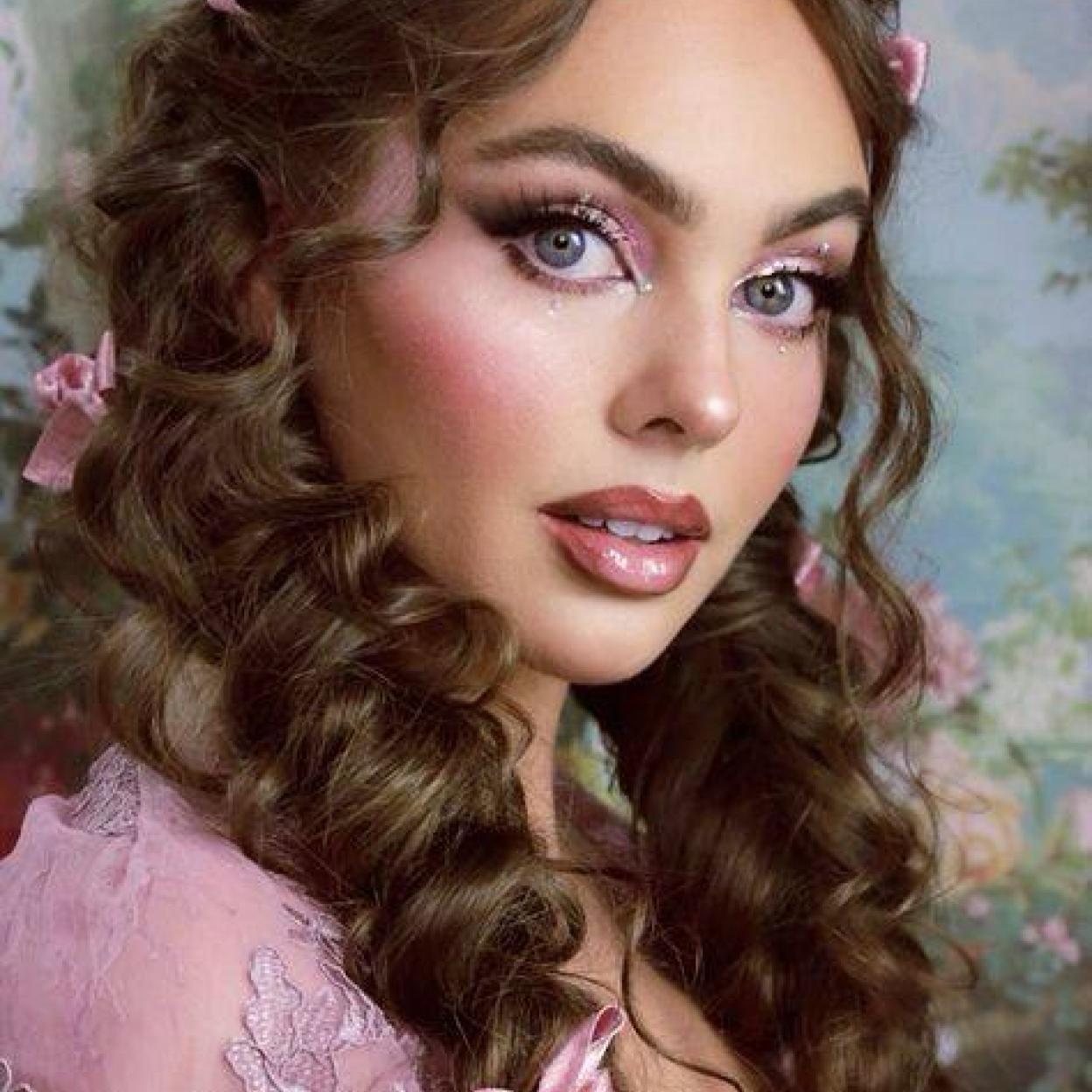 Influencer con maquillaje para carnaval