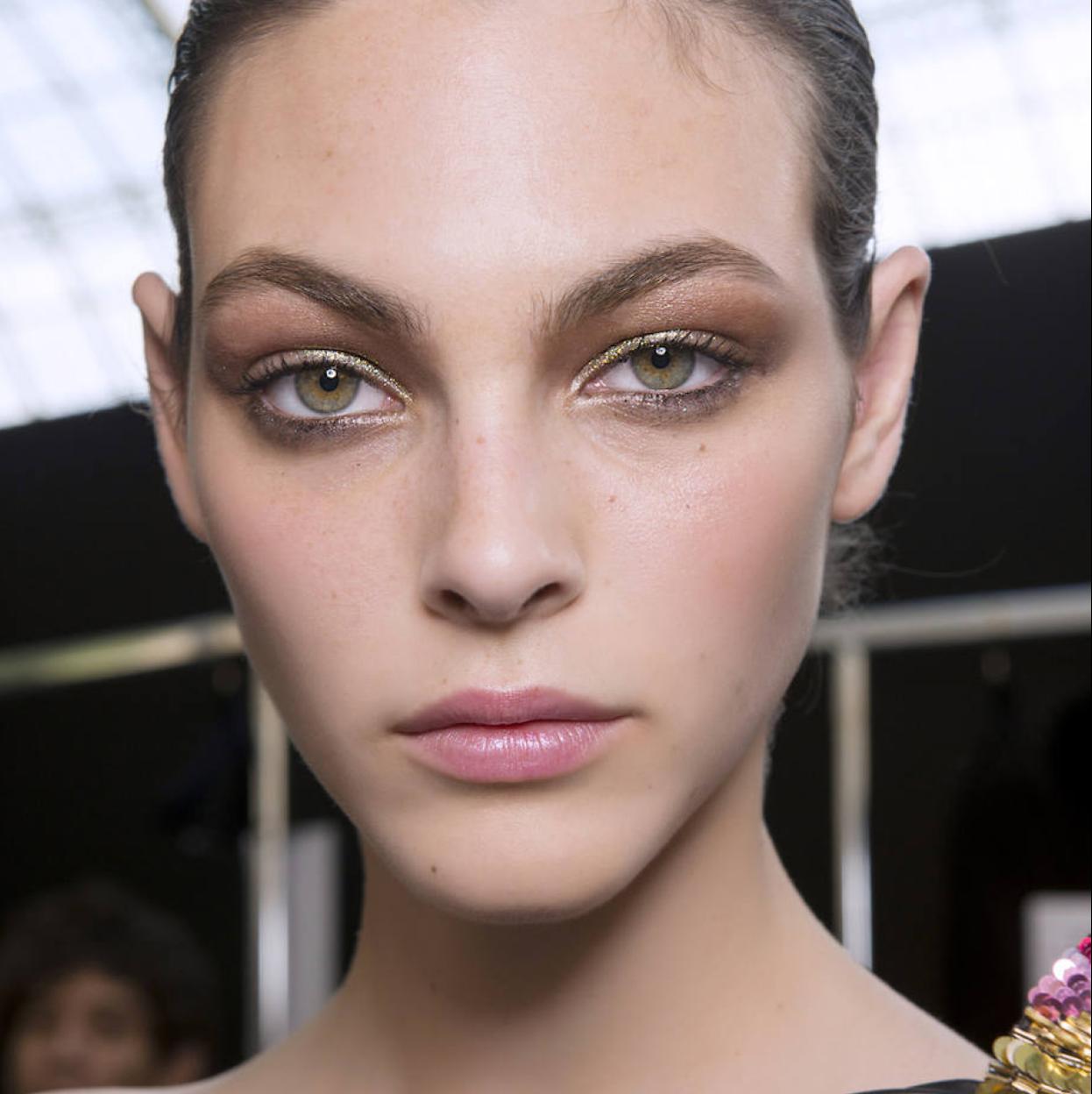 Modelo con maquillaje de ojos perfecto