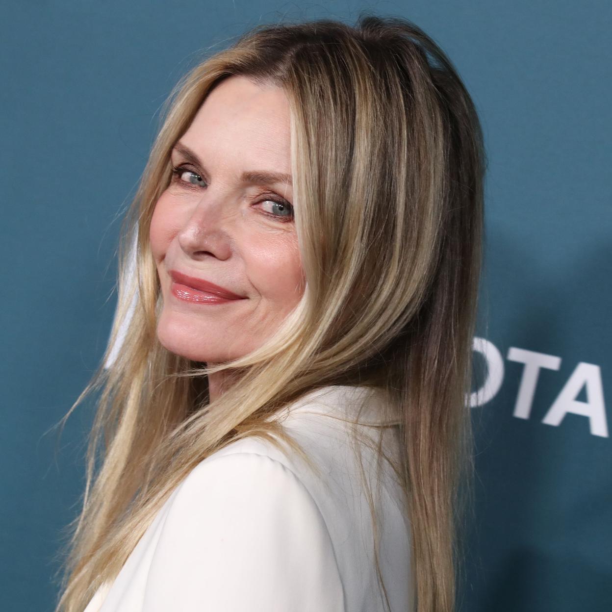 Michelle Pfeiffer estrenando nuevo look.