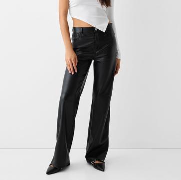 Imagen secundaria 1 - Los pantalones efecto piel de Mango, de Bershka y de Adolfo Domínguez.