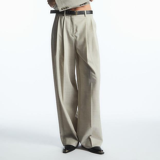 Imagen principal - Los pantalones de traje de COS, de Sessùn y de Uniqlo.