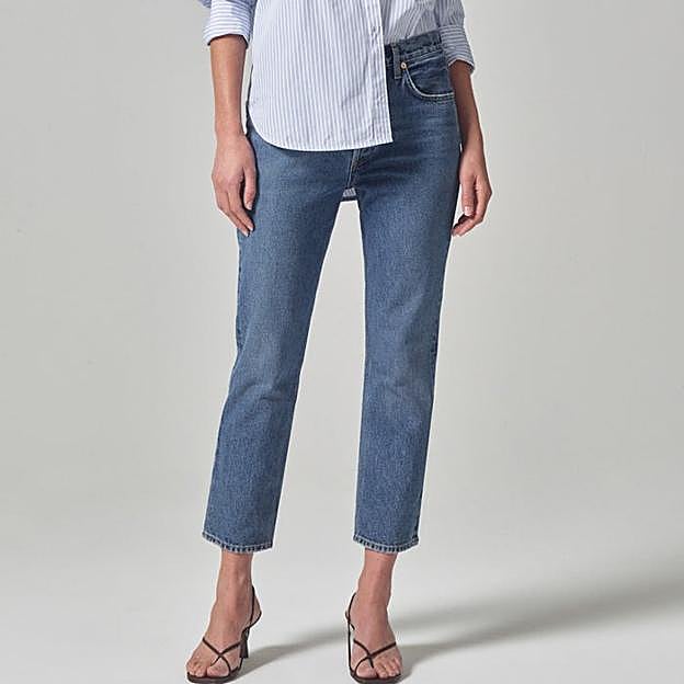 Imagen principal - Los vaqueros Charlotte High Rise Straight de Citizens of Humanity, los 501 de Levi's y los Women's Straight Fit High de Dockers (109 euros).