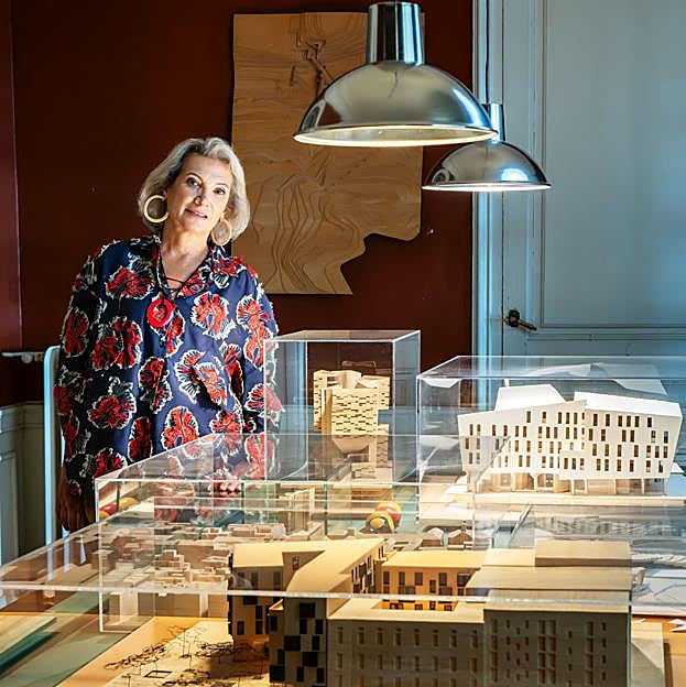 Carme Pinós con algunas de las maquetas de su estudio. 