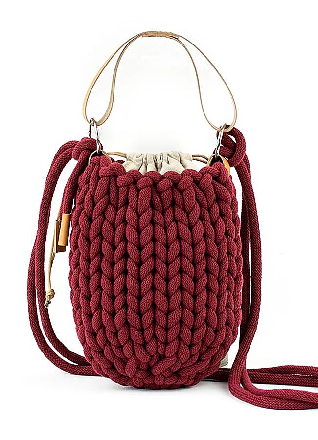 Imagen - Bolso trenzado en rojo de Marabara (68 euros).
