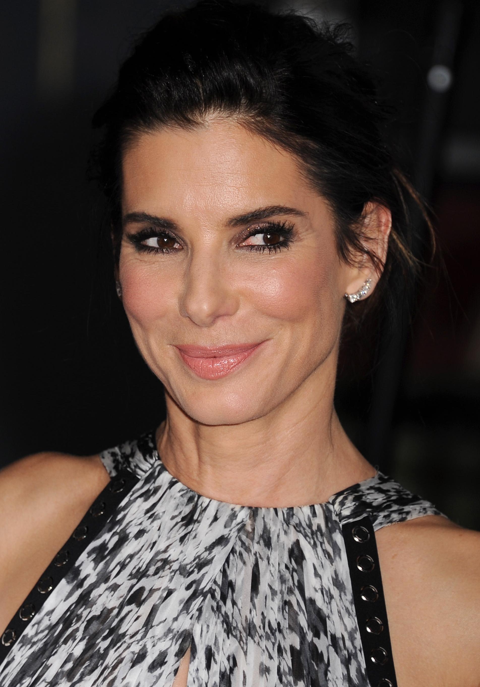 Sandra Bullock (59 años), con un maquillje de pestañas perfecto.
