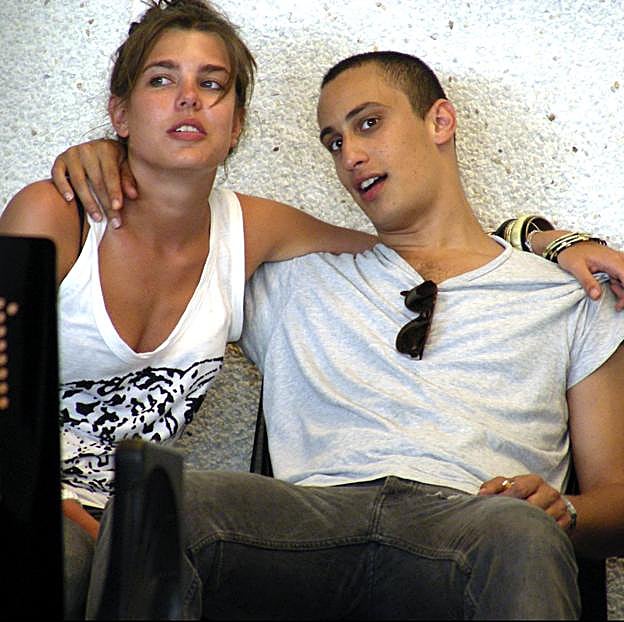 Carlota y Alex Dellal, en el aeropuerto de mallorca en 2007. 