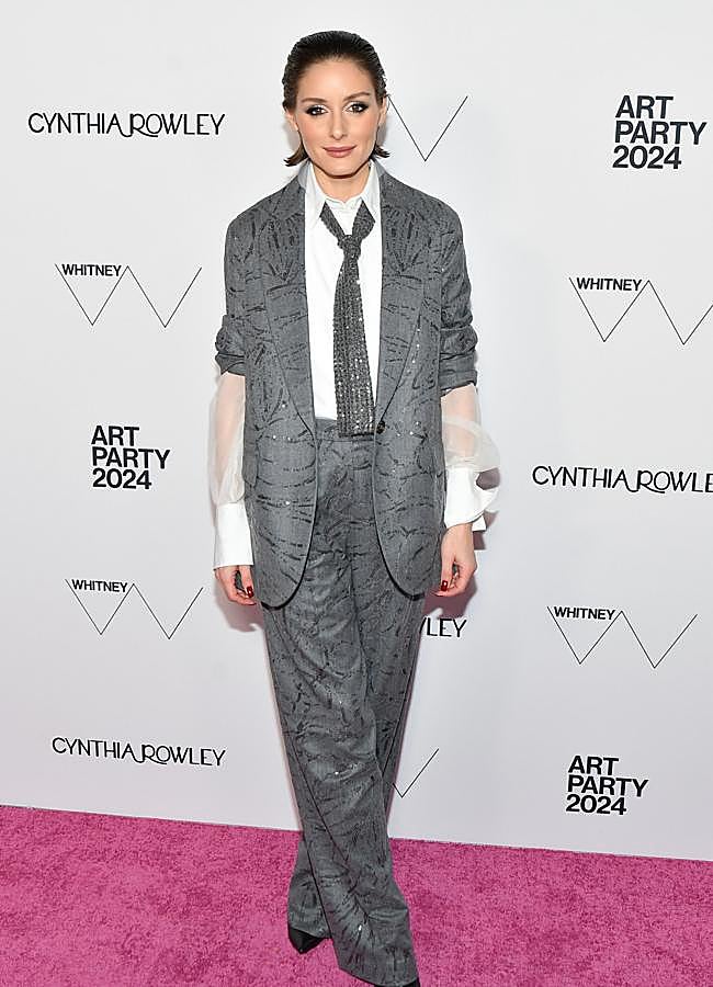 Imagen - Olivia Palermo con conjunto sastre en gris y corbata de lentejuelas. Foto: Gtres.